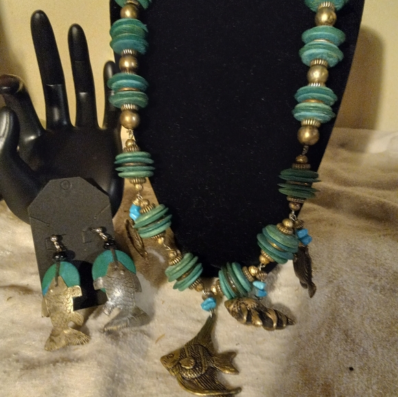 Used,not new very chunky 24 in necklace& 4 hanging  fish& matching  earrings. - Picture 4 of 4